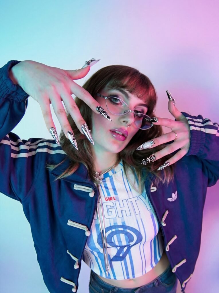 Shooting EGRETTA : veste de survêtement bleue et bijoux argentés
