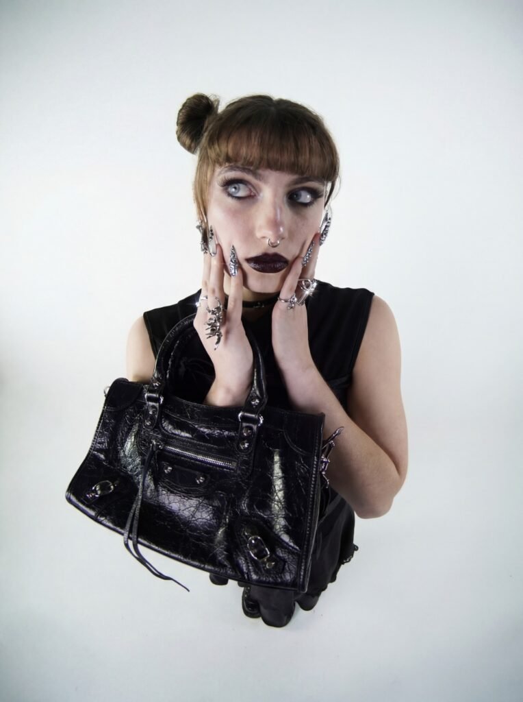 Shooting EGRETTA : tenue noire et sac en cuir noir clouté